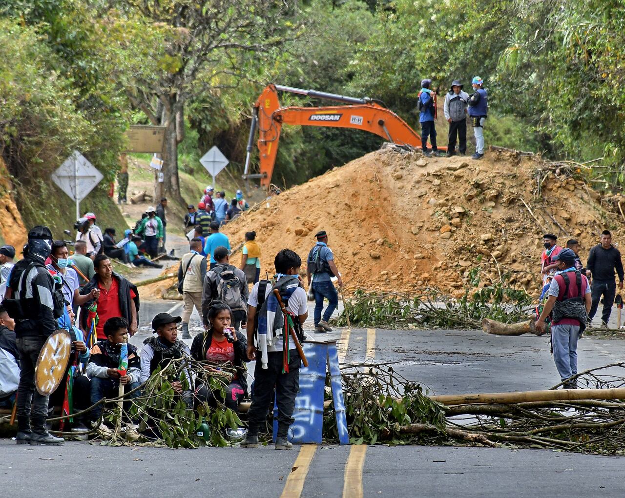 En la tarde de este miércoles, 2 de agosto, la comunidad indígena “Los Nietos del Quintín Lame”, que bloquean la vía Panamericana hace tres días, permitieron el paso de los vehículos a un carril.
Según se conoció, la decisión se tomó mientras siguen las negociaciones con el Gobierno Nacional, que ha anunciado que hay grandes avances en las conversaciones con la comunidad. Fotos Raúl Palacios / El Pais / 2 de Agosto del 2023 Cali.