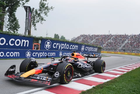 El piloto de Red Bull Racing, Max Verstappen, de los Países Bajos, conduce durante la segunda sesión de práctica en la carrera automovilística del Gran Premio de Canadá de F1 en Montreal, el viernes 16 de junio de 2023. (Christinne Muschi/The Canadian Press vía AP)