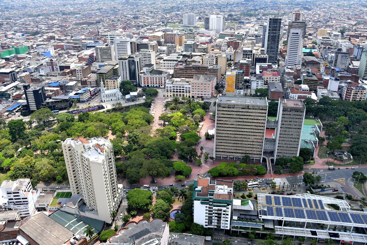 Con El Helicóptero El Halcón, la Policía protege a Cali en la Cop 16.
El Halcón, un helicóptero con el que la Policía Metropolitana patrulla los cielos de Cali en actividades de inspección, vigilancia aérea y apoyo a unidades en tierra, con capacidad de reacción inmediata.
Y aunque no es un helicóptero de combate, permite apoyar en minutos a nuestros patrulleros en diferentes operativos, identificando sospechosos a través de grabaciones diurnas y nocturnas con cámara térmica. Esto facilita el trabajo de investigación y judicialización realizado por la policía, el cuerpo técnico de investigación judicial y la Fiscalía, para llevar a los responsables de delitos ante la justicia. Fotos Raúl Palacios / El País.