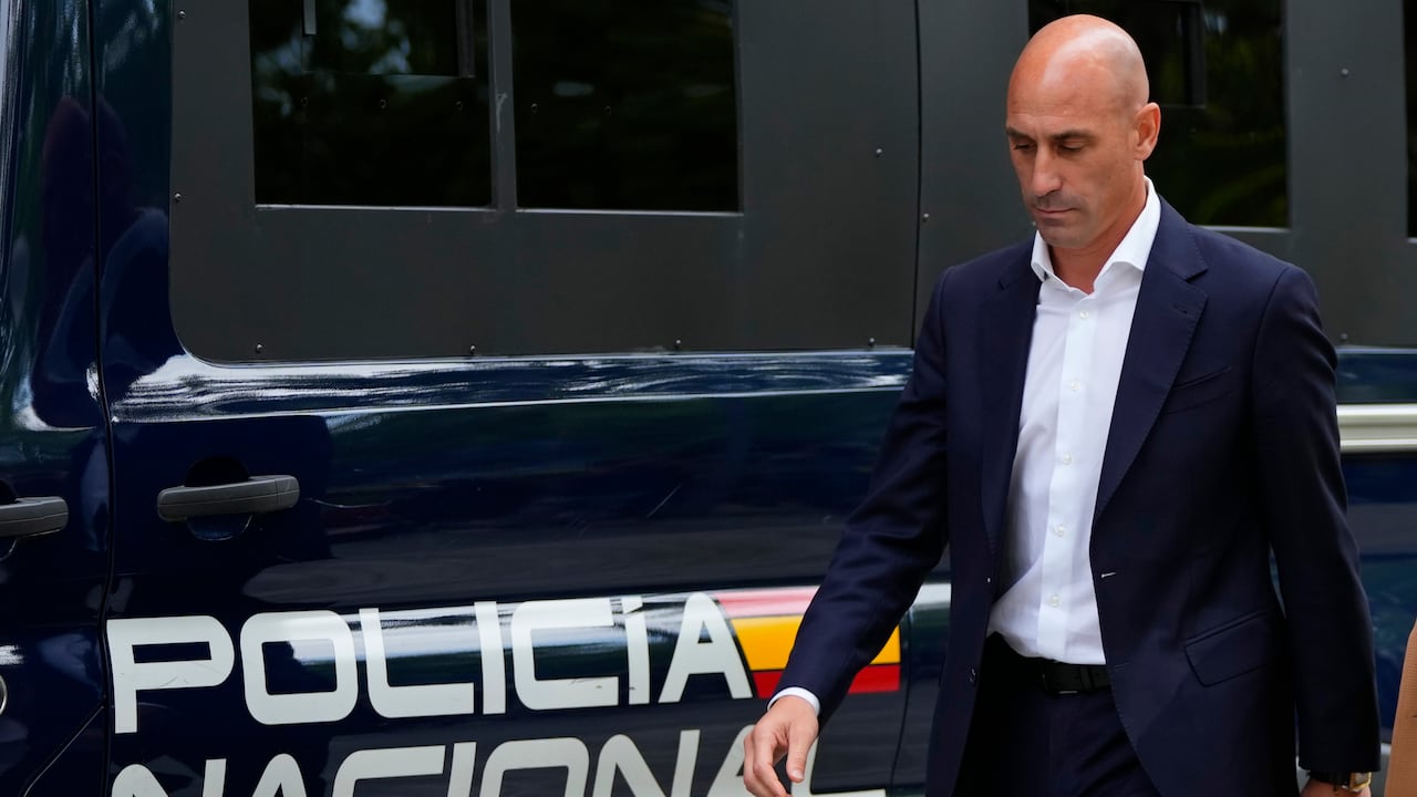 El expresidente de la federación española de fútbol Luis Rubiales, izquierda, pasa junto a una camioneta de la policía cuando sale después de testificar en la Audiencia Nacional en Madrid, España, el viernes 15 de septiembre de 2023. Los fiscales estatales españoles acusaron formalmente a Rubiales la semana pasada de presunta agresión sexual. y un acto de coerción después de que Rubiales besara a la delantera española Jenni Hermoso durante la ceremonia de premiación después de que España venciera a Inglaterra para ganar el título el 20 de agosto en Sydney, Australia. (Foto AP/Manu Fernández)
