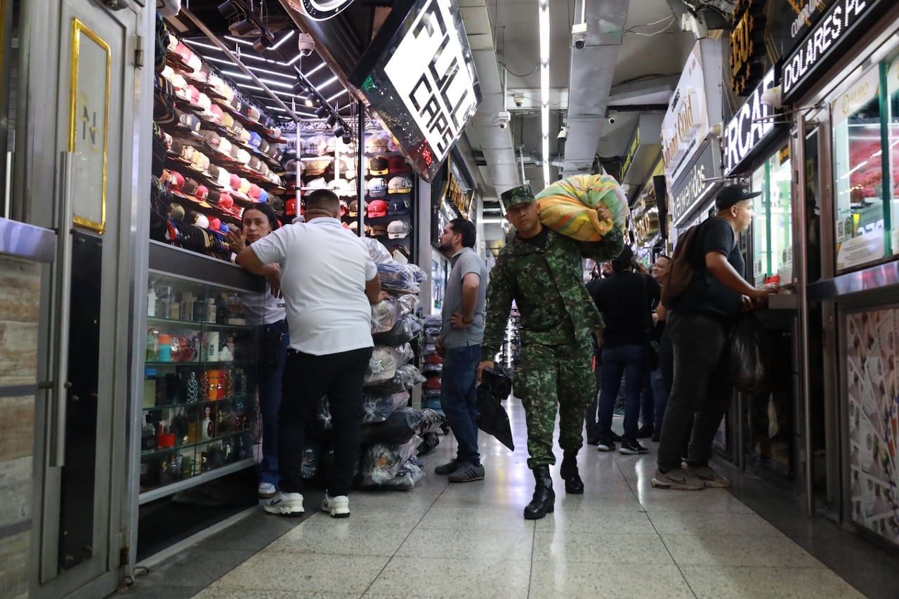 Miembros del Ejército Nacional y trabajadores del Centro Comercial Alejandría recolectaron más de 1.500 unidades de ayudas humanitarias para los damnificados en Córdoba.