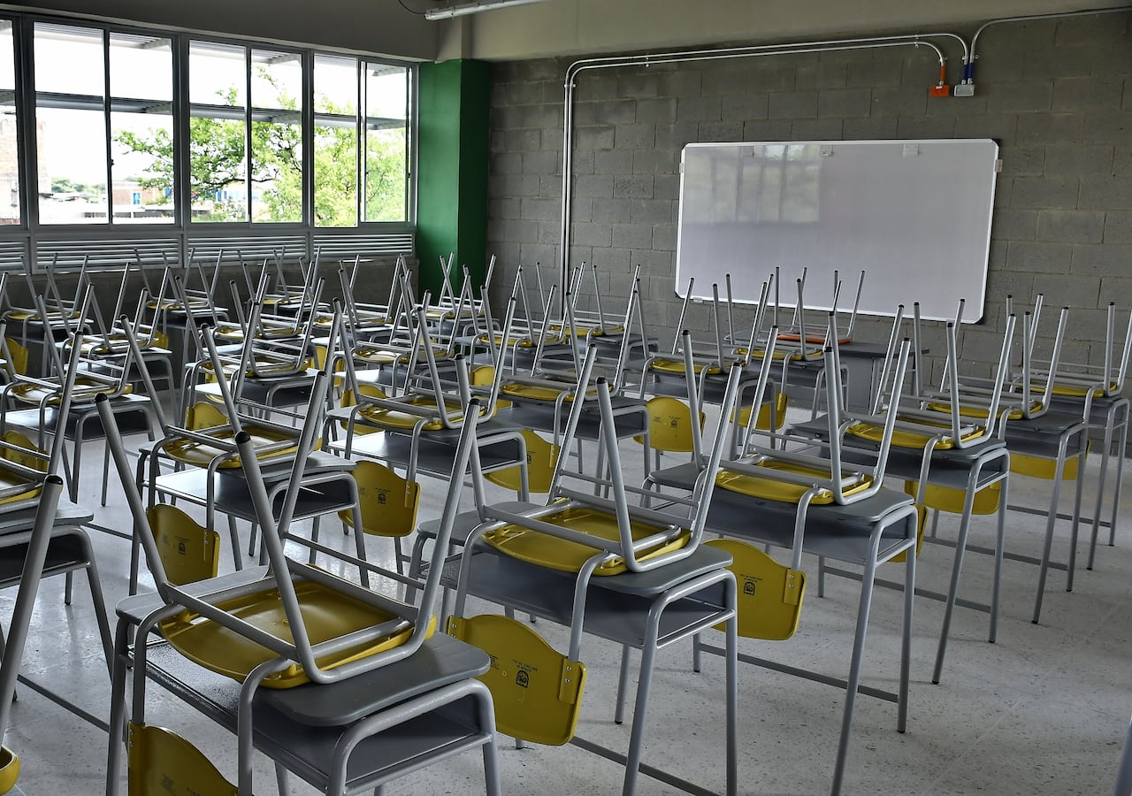 En el regreso a clases, este lunes 27 de enero, estudiantes de la Institución Técnica Comercial Villa del Sur serán recibidos con una nueva sede, $18.185 millones se invirtieron en la nueva infraestructura de la sede educativa principal de Villa del Sur con capacidad para 1.120 estudiantes.
25 aulas nuevas, tres aulas mejoradas, una biblioteca escolar y una placa polideportiva hacen parte de la nueva planta física ubicada en la comuna 11 de Cali. Fotos Raúl Palacios / El País.
