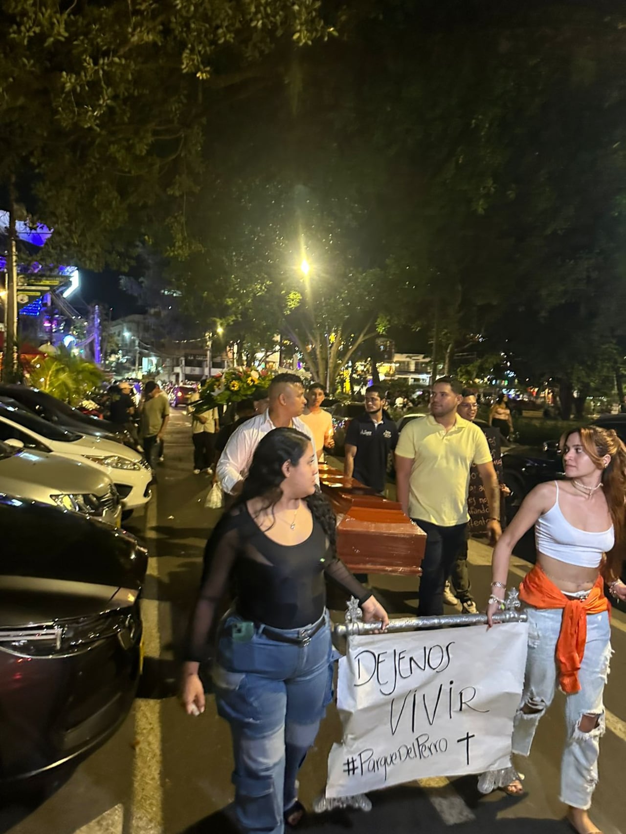 Con un ataúd, comerciantes del Parque del Perro simbolizaron el éntierro´al que supuestamente la Alcaldía los estaría condenando por los controles de tránsito y los cierres de los establecimientos a la 1:00 de la mañana. Foto: Edwin Guerrero / El País.