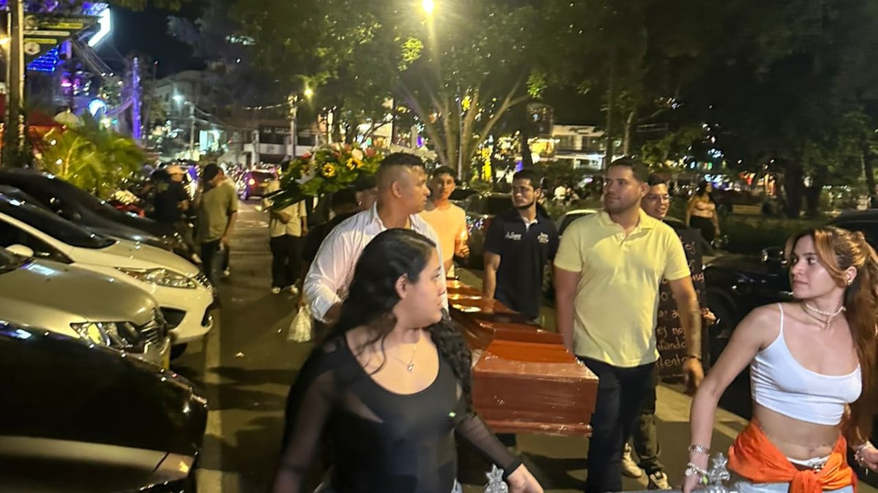 Con un ataúd, comerciantes del Parque del Perro simbolizaron el éntierro´al que supuestamente la Alcaldía los estaría condenando por los controles de tránsito y los cierres de los establecimientos a la 1:00 de la mañana. Foto: Edwin Guerrero / El País.