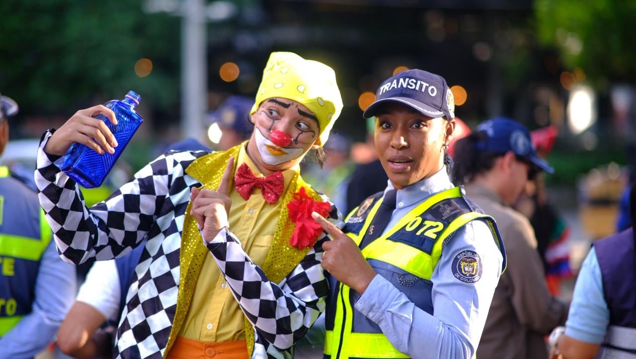 Una intervención pedagógica de ‘Pensala Vé’ reúne a artistas caracterizados y agentes de tránsito para enviar mensajes sobre responsabilidad, autocuidado y respeto por las normas viales.