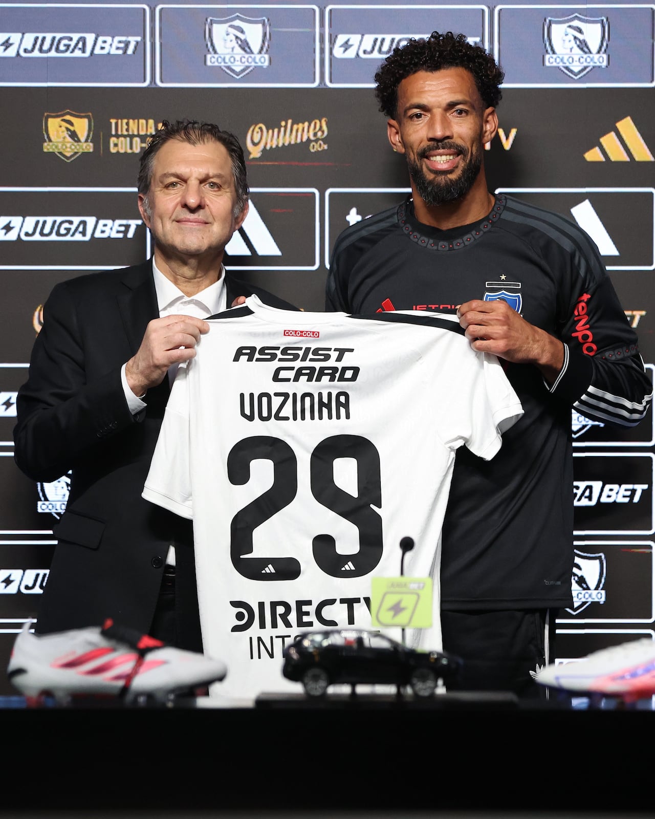 Vozinha (der.) lucirá el dorsal 29 con el Colo-Colo de Chile.