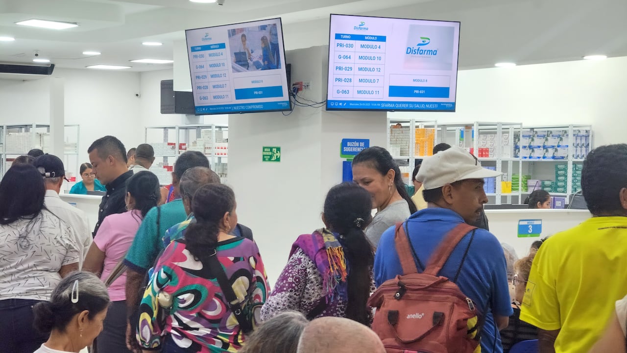 Los problemas para la entrega de medicamentos del nuevo distribuidor Disfarma de la Nueva EPS. Foto Jorge Orozco.