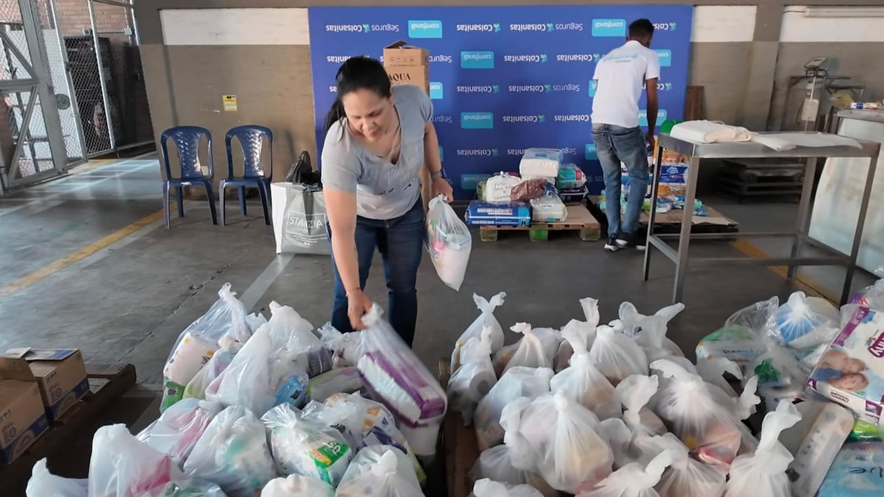 Kits de aseo y sales de hidratación listos para ser despachados a los puntos críticos de la emergencia.