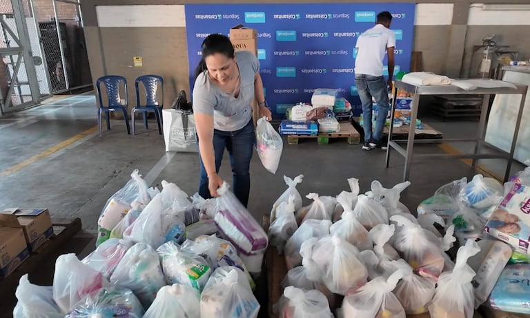 Kits de aseo y sales de hidratación listos para ser despachados a los puntos críticos de la emergencia.