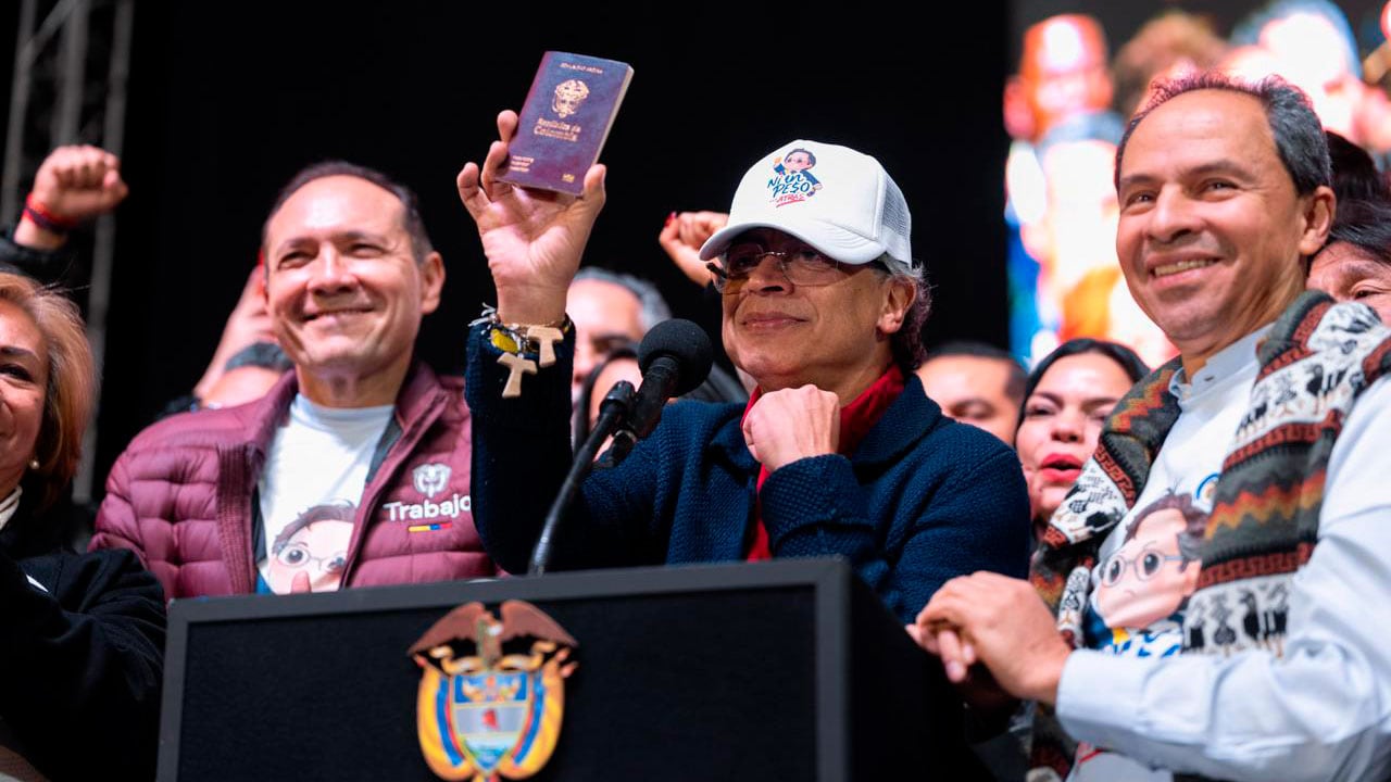 Presidente Petro presentó al país el nuevo pasaporte hecho en Colombia.