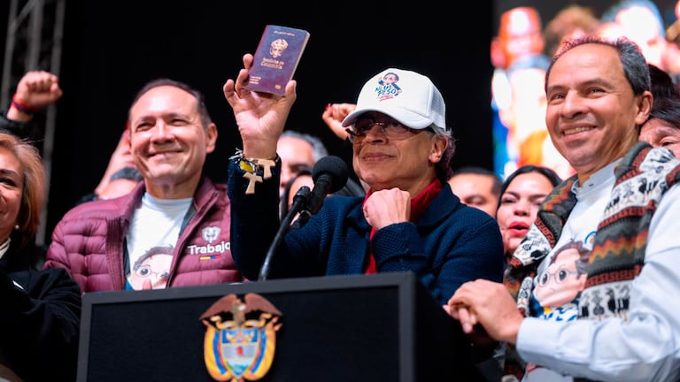 Presidente Petro presentó al país el nuevo pasaporte hecho en Colombia.