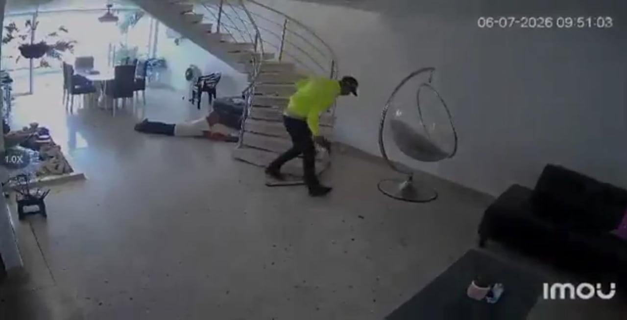 Los delincuentes hicieron tirar al piso a los integrantes de la vivienda.