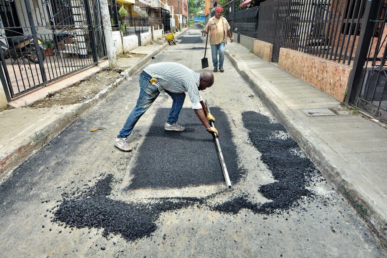 Sigue la campaña Chao Hueco liderada por la Secretaría de Infraestructura de la alcaldía de Cali. Cuadrillas de trabajadores, recuperación de las vías. Ya son en 13 km de vía reparados y más de 4 mil huecos tapados. Lugar CARRERA 7B ENTRE CALLES 70 Y 73 BARRIO ALFONSO LOPEZ.