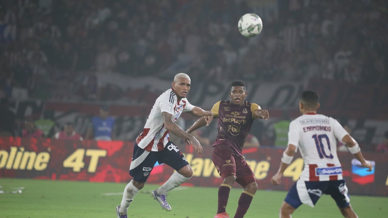Deportes Tolima y Junior disputan la final (vuelta) del fútbol profesional colombiano.