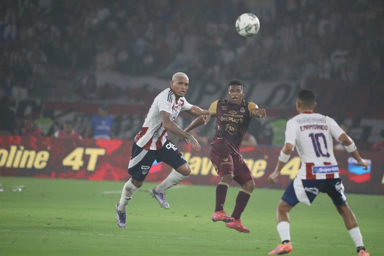 Deportes Tolima y Junior disputan la final (vuelta) del fútbol profesional colombiano.
