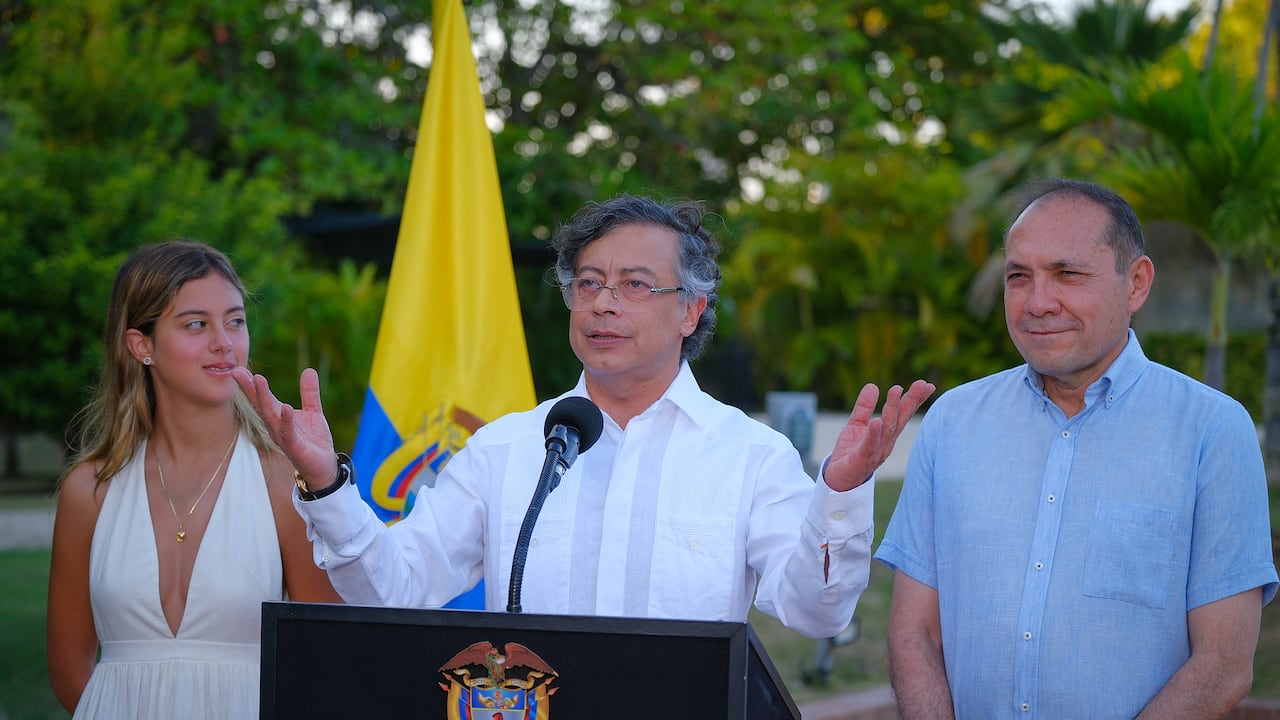 Antonella Petro, hija del presidente, Gustavo Petro (en el centro), y Antonio Sanguino, ministro de Trabajo, en Cartagena, el 29 de diciembre de 2025