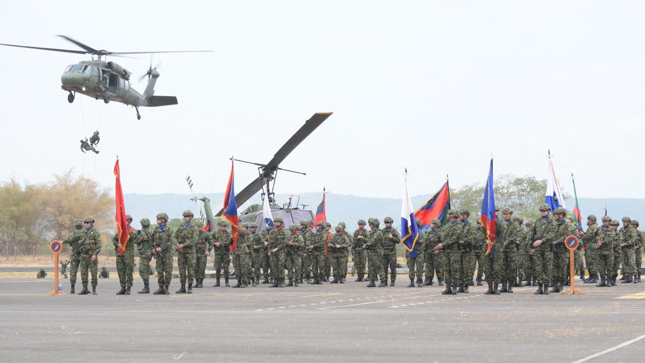 Ceremonia en el fuerte militar de Tolemaida durante la transmisión de mando del nuevo comandante de la División de Asalto Aéreo.