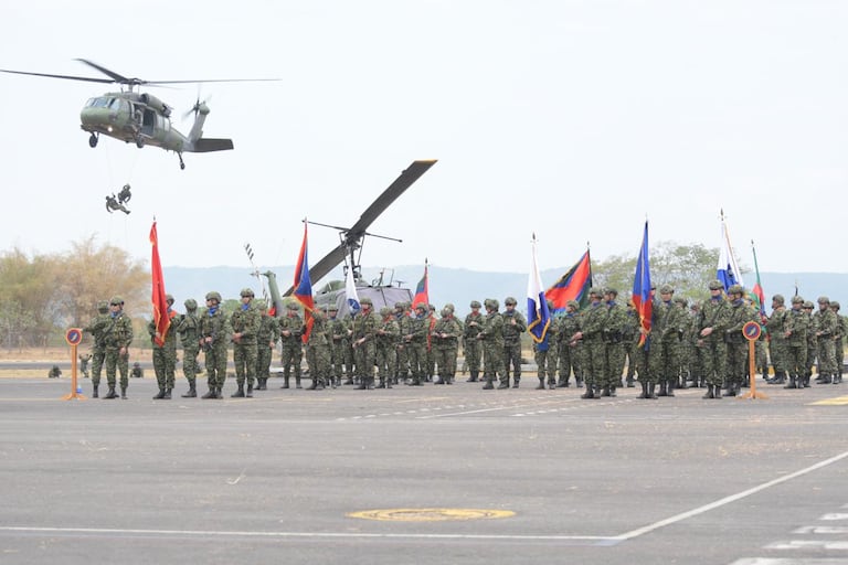 Ceremonia en el fuerte militar de Tolemaida durante la transmisión de mando del nuevo comandante de la División de Asalto Aéreo.
