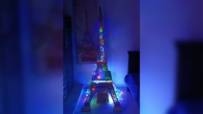 La réplica de la Torre Eiffel construida con más de 3.000 palos de bambú y madera trabajada a mano por el joven artista Andrés López en Cali.
