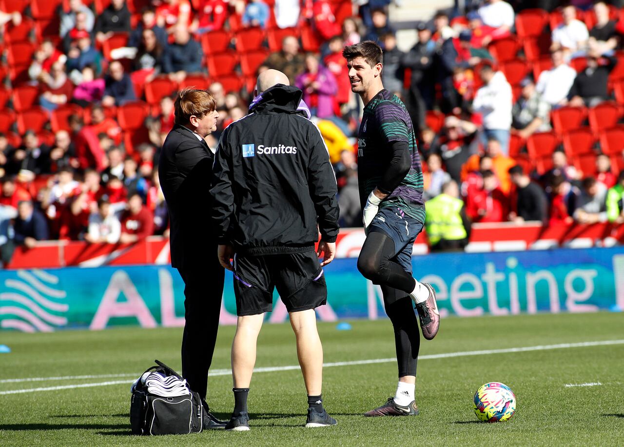 Real Madrid's Belgian goalkeeper Thibaut Courtois (R) reacts before the Spanish League football match between RCD Mallorca and Real Madrid at the Visit Mallorca stadium in Palma de Mallorca on February 5, 2023. (Photo by JAIME REINA / AFP)