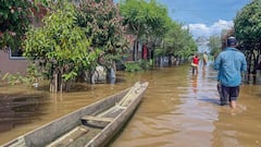 La única forma de transportarse de manera segura en Córdoba es con pequeñas canoas.