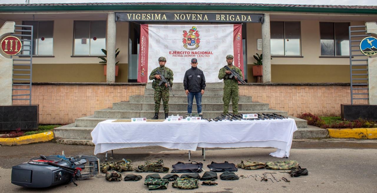 Integrantes del Ejército Nacional de Colombia reciben a dos presuntos integrantes del Frente Jaime Martínez que se sometieron voluntariamente a la justicia en zona rural de López de Micay, departamento del Cauca.