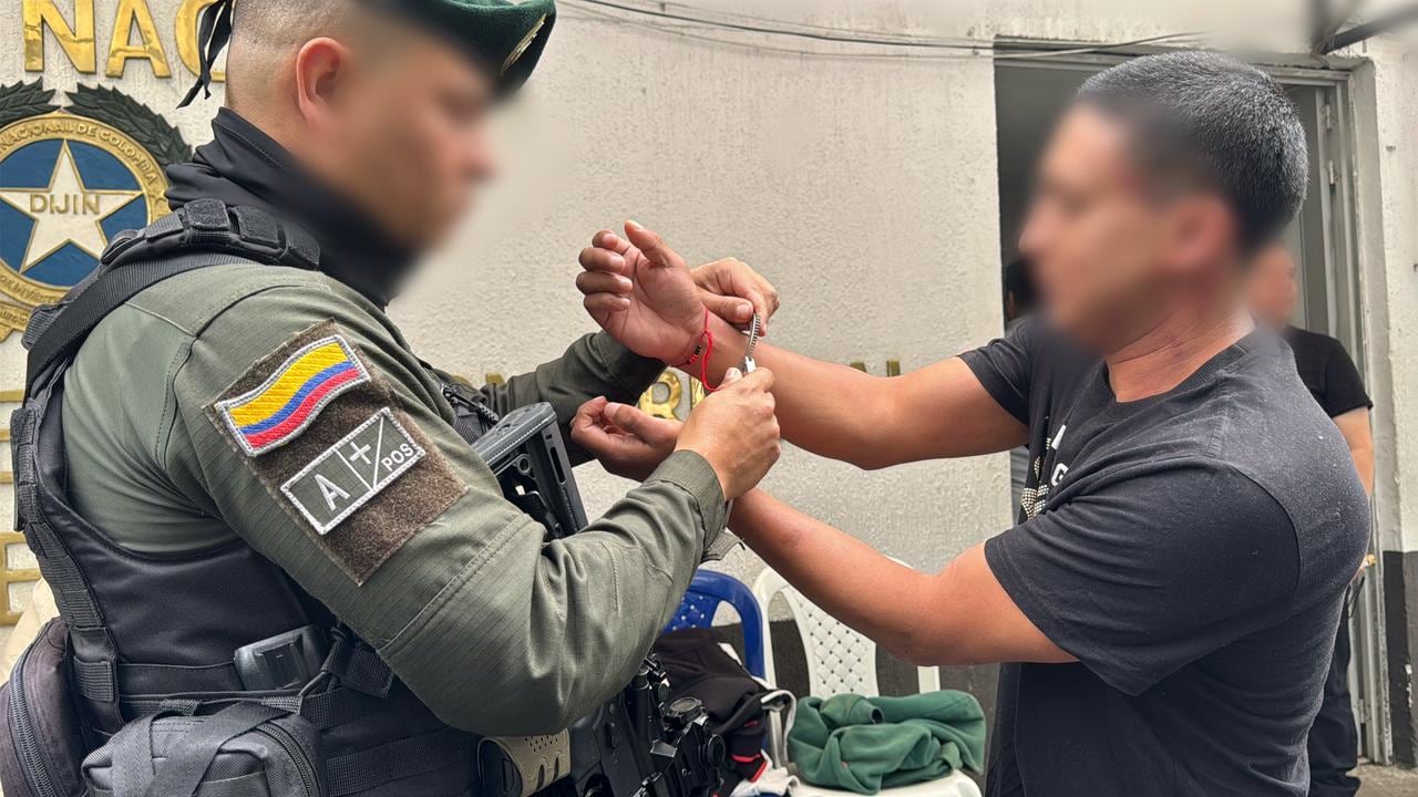 Durante los procedimientos en los barrios Primero de Mayo y Alfonso López, las autoridades incautaron armas de fuego, munición, celulares y una motocicleta presuntamente utilizada para cometer hurtos.