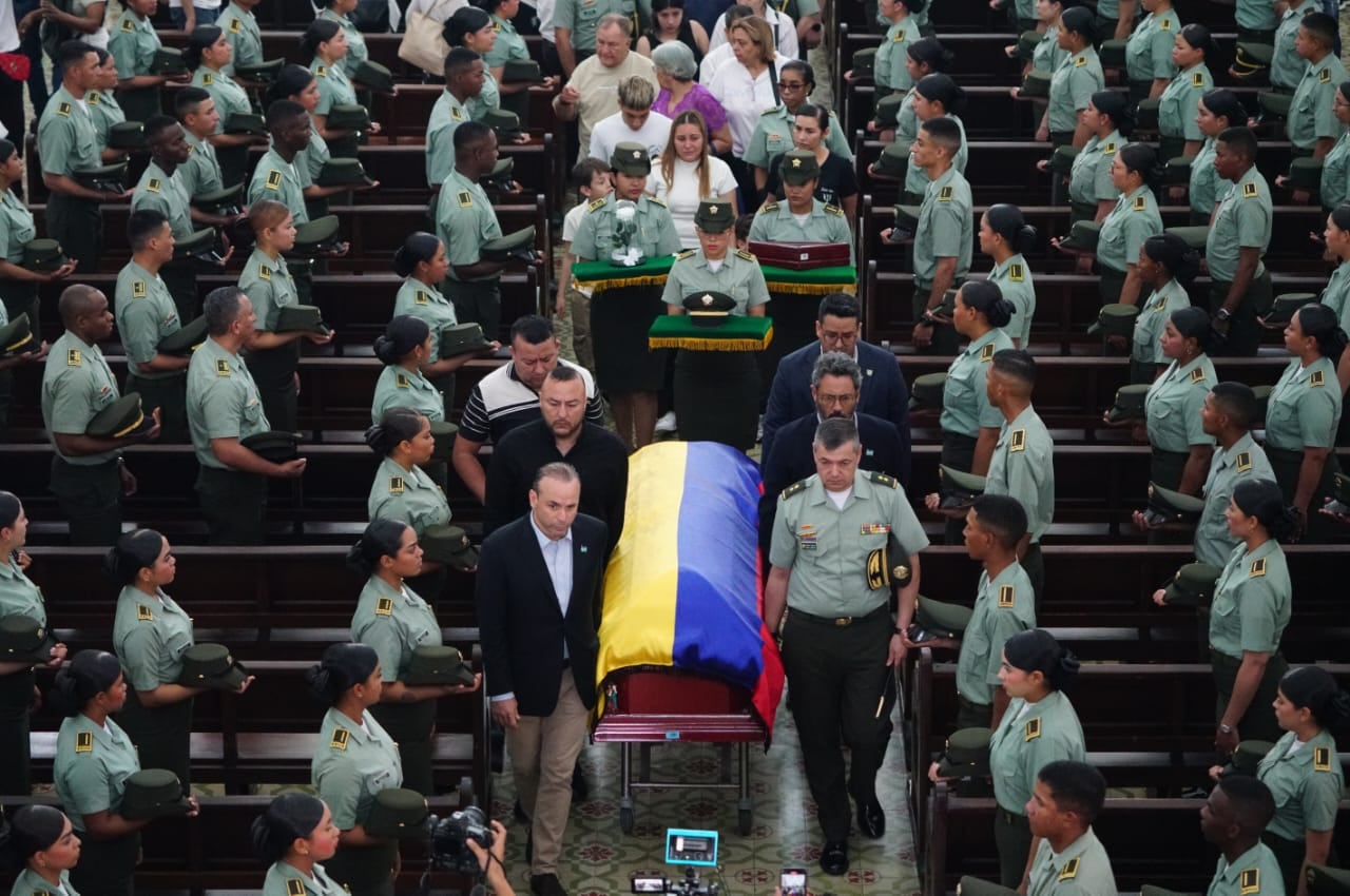 El Alcalde de Cali, los secretarios de Seguridad de Cali y el Valle, así como familiares de policía cargaron el féretro.