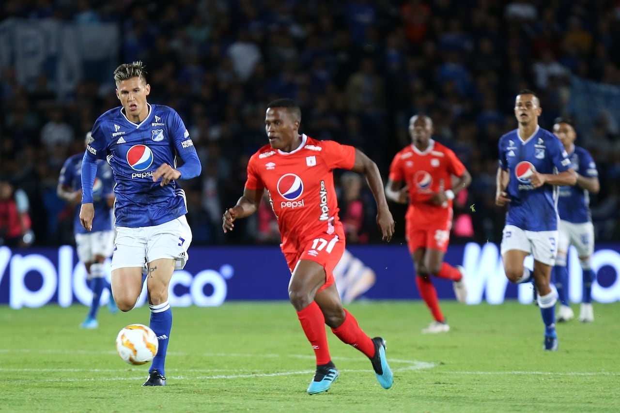 Jhon Arias (centro) en su etapa con el América de Cali en el 2020.