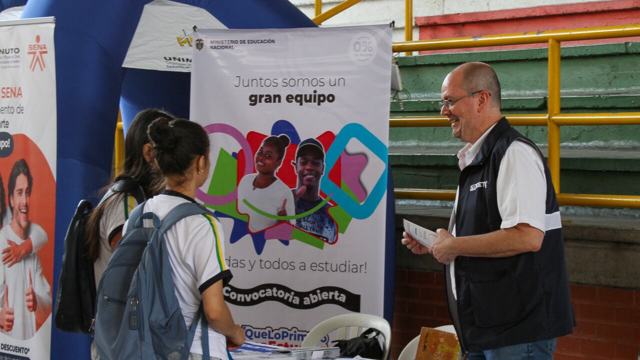 El fondo está dirigido a colombianos que estén certificados por el Registro Único del Fondo Víctimas -RUV- o sean reconocidos como tal en las Sentencias de Justicia y Paz, Restitución de Tierras, Jurisdicción Especial para la Paz o en las de la Corte Interamericana de Derechos Humanos.