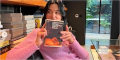 Dua Lipa con la versión en inglés de Cien años de soledad.
