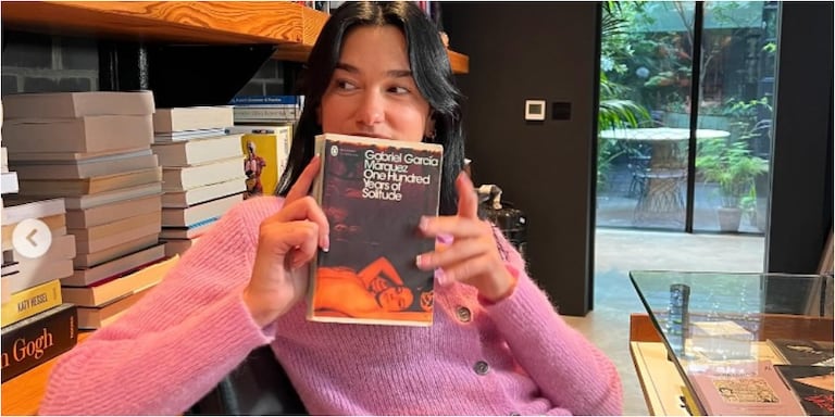 Dua Lipa con la versión en inglés de Cien años de soledad.