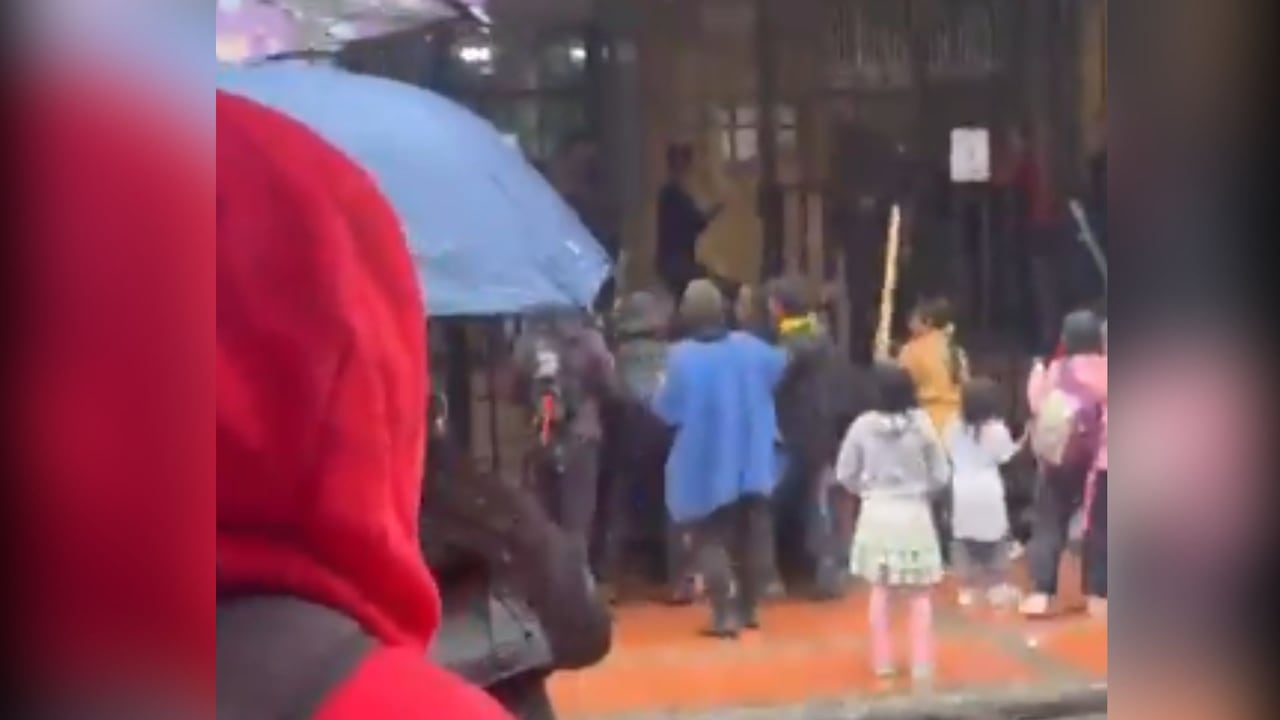 Integrantes de comunidades indígenas rompen los vidrios de la sede mientras se desarrolla el bloqueo en la capital.