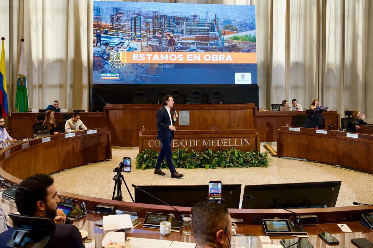 La presentación del balance de gestión se realizó en el recinto del Concejo de Medellín con asistencia de funcionarios, concejales y medios de comunicación.