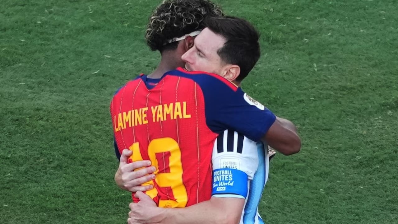 Lamine Yamal interrumpió los festejos de España para acercarse a saludar a Lionel Messi tras la final del Mundial 2026.