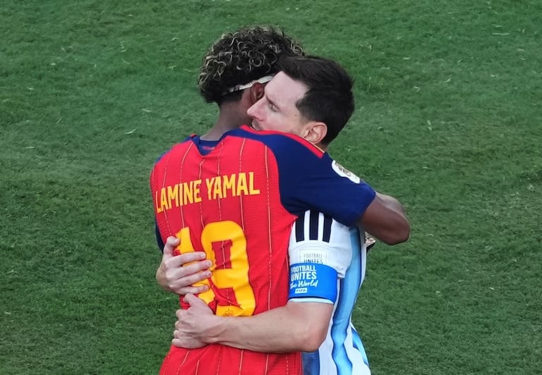 Lamine Yamal interrumpió los festejos de España para acercarse a saludar a Lionel Messi tras la final del Mundial 2026.