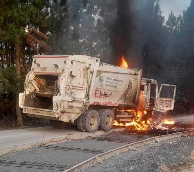 n nuevo hecho de violencia habría afectado a la empresa Urbaser en la vía que comunica la vereda La Yunga con el relleno sanitario Los Picachos, en zona rural de Popayán. Según la información compartida, hombres armados habrían detenido el vehículo recolector y posteriormente le prendieron fuego.