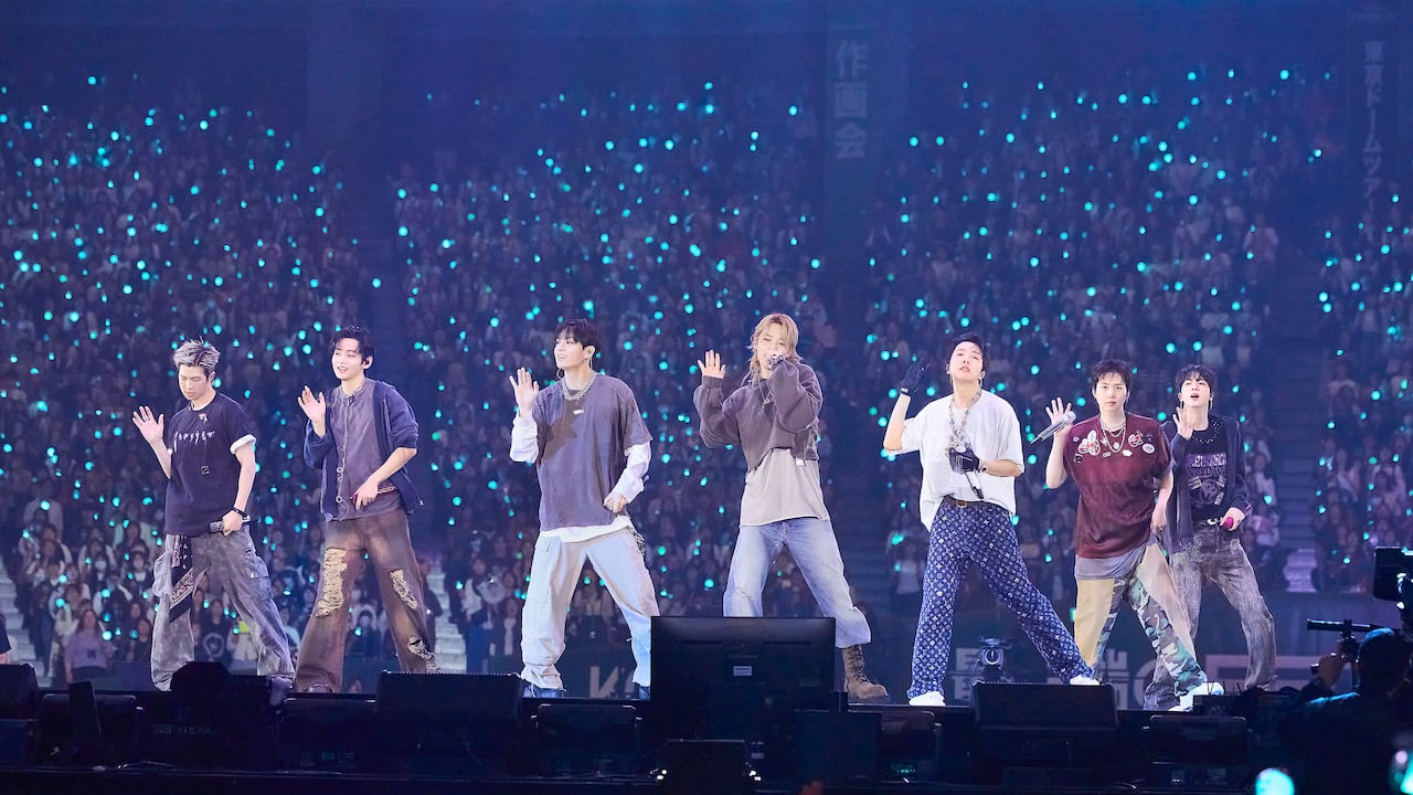 Audiencias de todo el mundo tendrán la oportunidad de disfrutar dos conciertos completos de los íconos globales del pop BTS (RM, Jin, SUGA, j-hope, Jimin, V y Jung Kook), transmitidos en vivo en cines alrededor del mundo.
