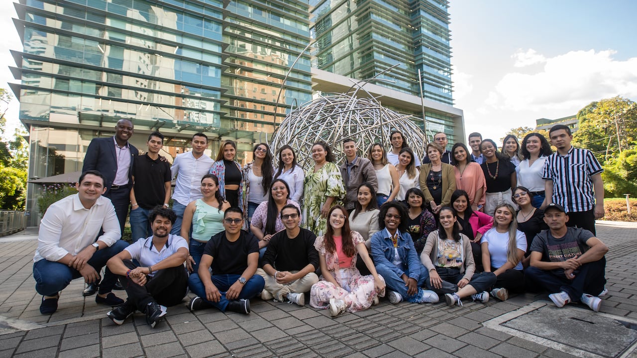 La beca cubre la totalidad de los gastos de matrícula y un porcentaje de manutención, durante la formación de las personas seleccionadas.