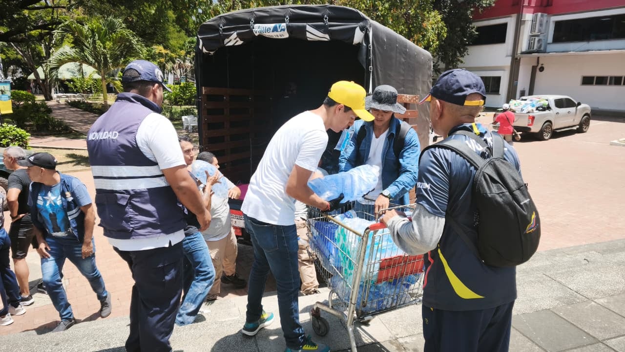 Cadenas humanas en la Escuela Nacional del Deporte facilitaron la descarga y organización de las ayudas humanitarias recibidas mediante las donaciones.