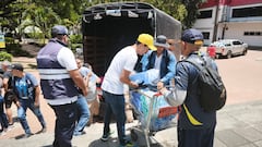 Cadenas humanas en la Escuela Nacional del Deporte facilitaron la descarga y organización de las ayudas humanitarias recibidas mediante las donaciones.