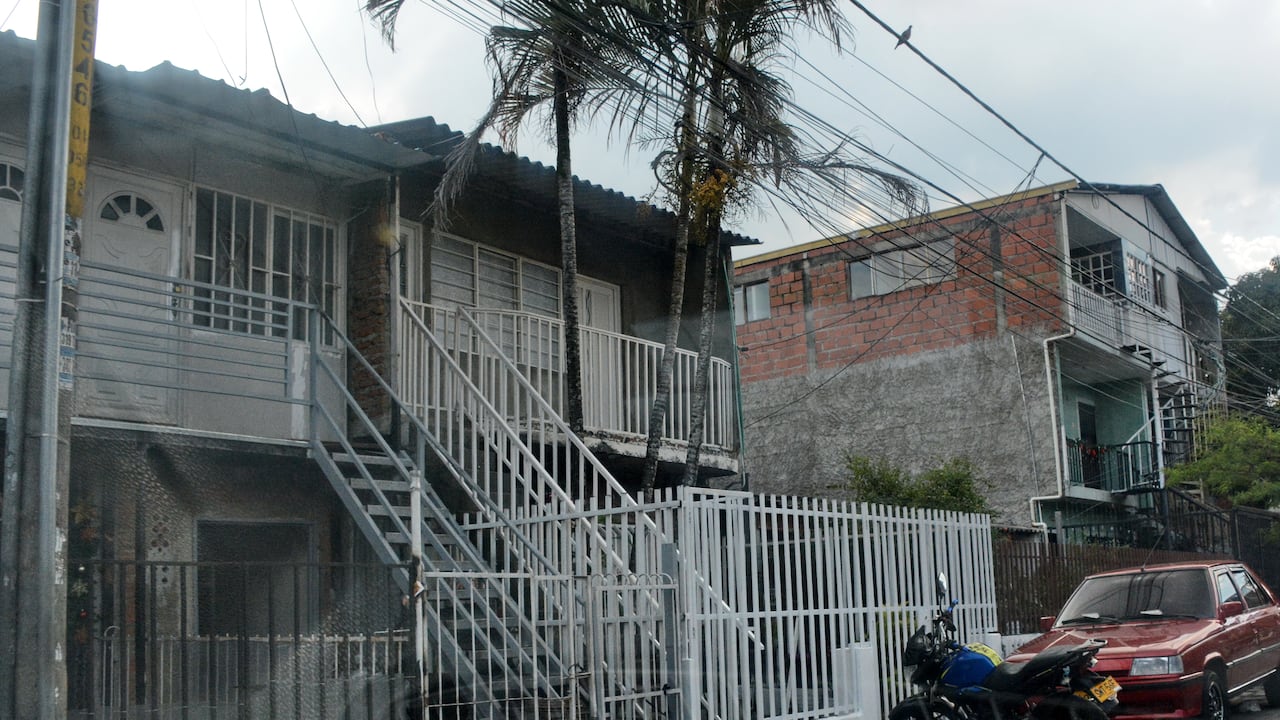 Vivienda en un barrio del oriente de Cali, donde se vende gasolina por galones, de manera ilegal.