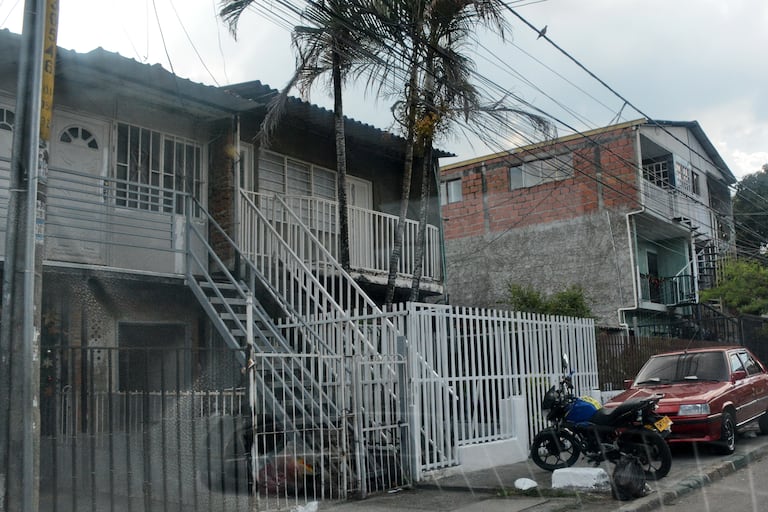 Vivienda en un barrio del oriente de Cali, donde se vende gasolina por galones, de manera ilegal.