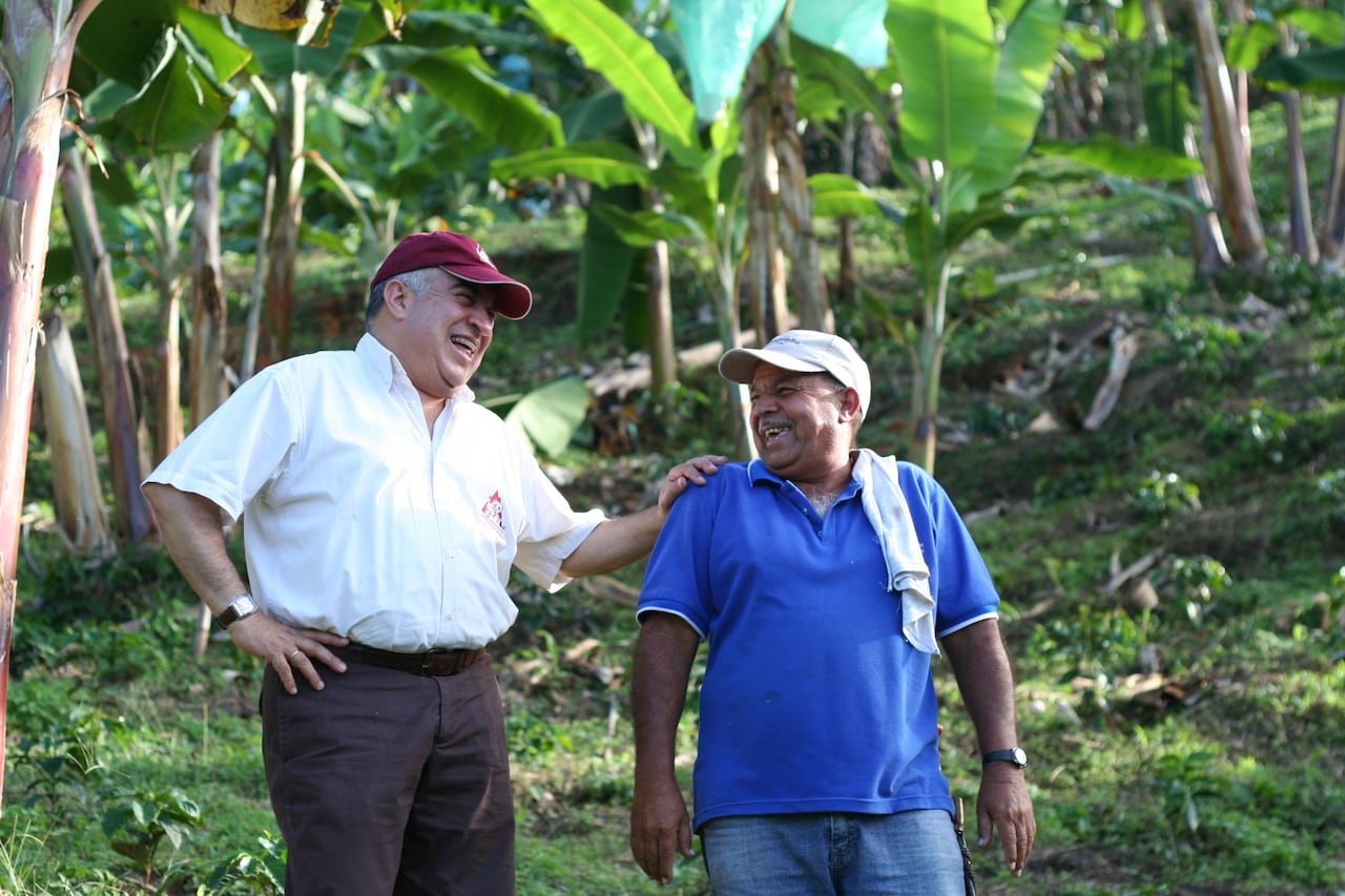 Héctor Fabio Cuéllar (izquierda) permaneció 20 año como director del Comité de Cafeteros del Valle. Foto: suministrada por la empresa.