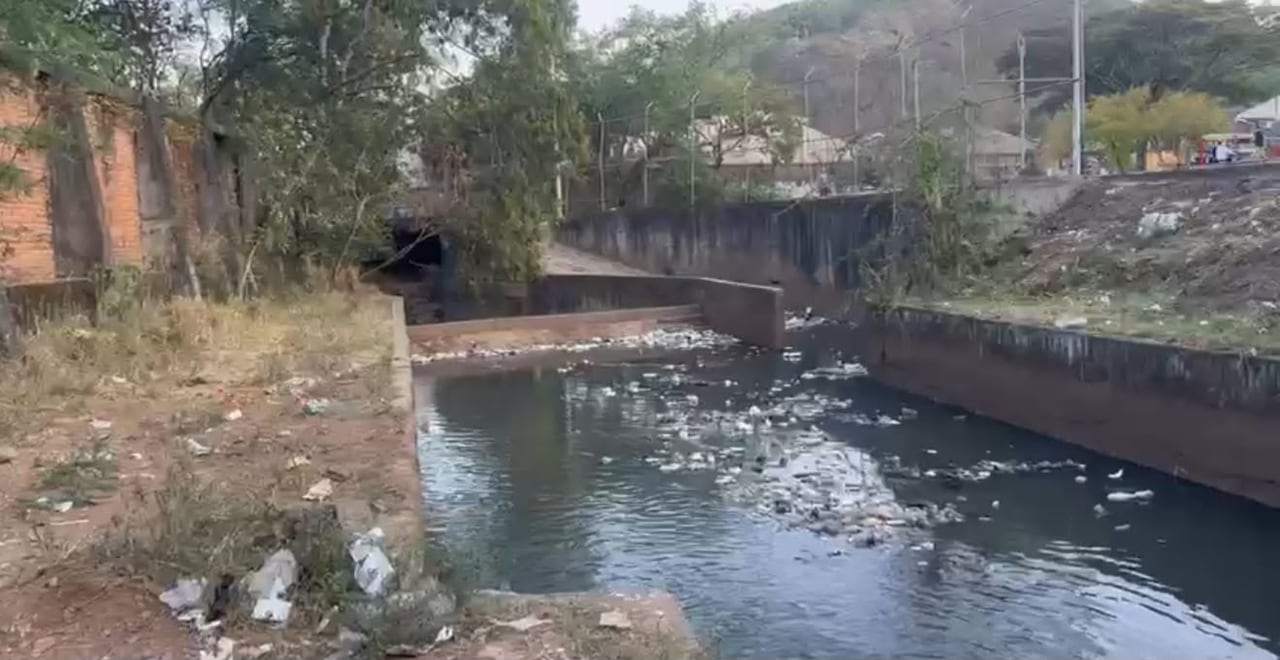 La quebrada Guarrús es centro de basuras arrojados por algunos ciudadanos, quienes estarían contaminando el lugar.
