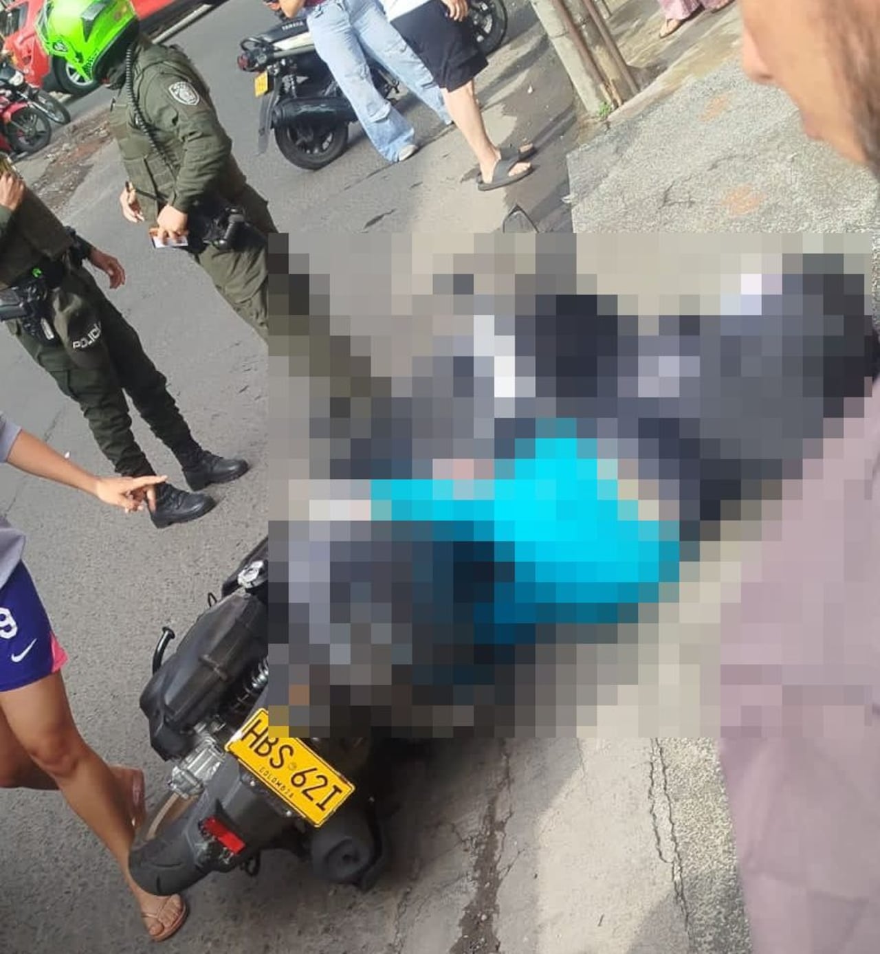 En la capital del Cauca, las autoridades buscan establecer la identidad de la joven, cuyo cuerpo quedó junto la moto tras recibir varios disparos.