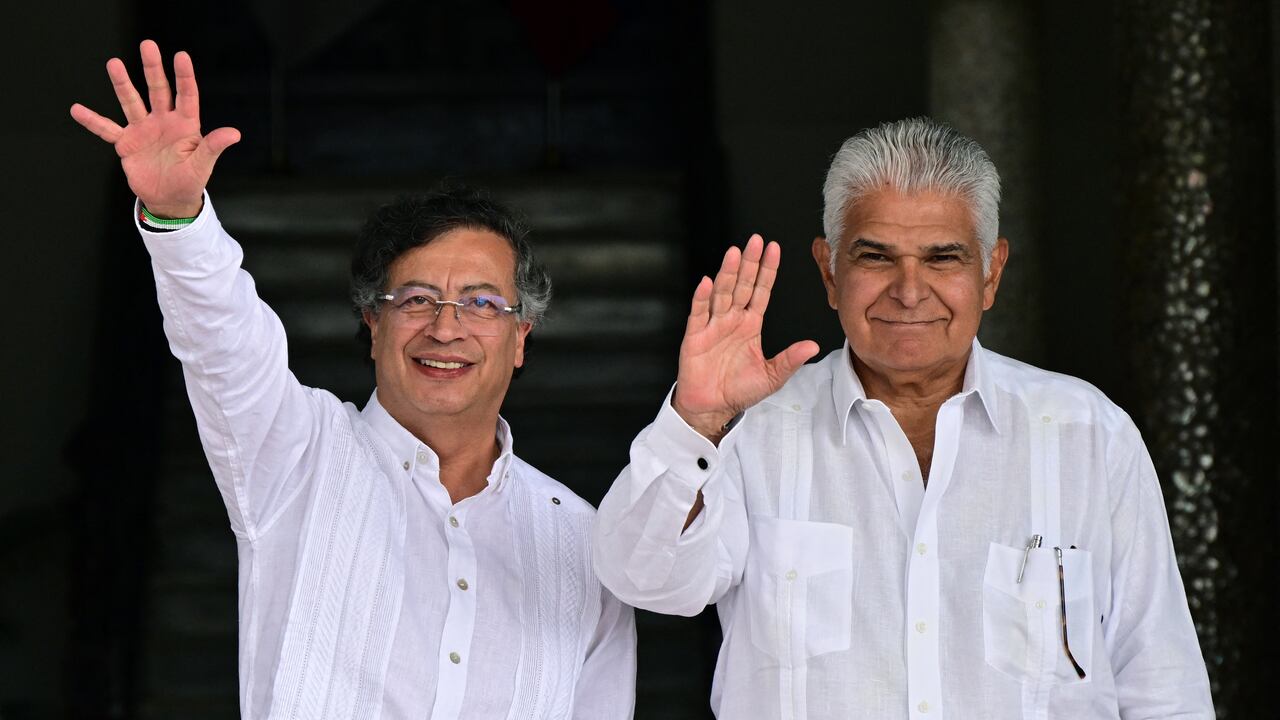 Gustavo Petro, presidente de Colombia, junto a su homólogo panameño, José Raúl Mulino