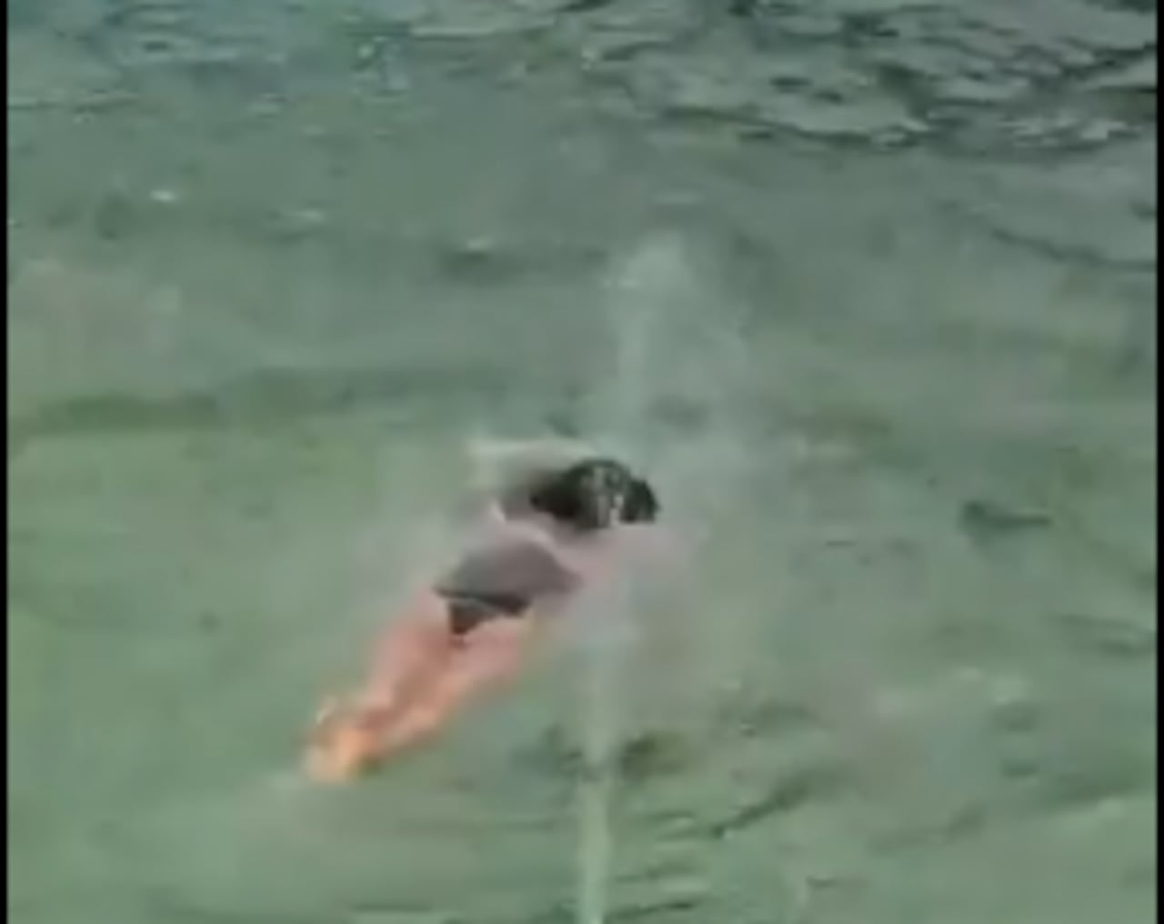 La joven quedó inconsciente en la piscina tras caer con fuerza del tobogán.