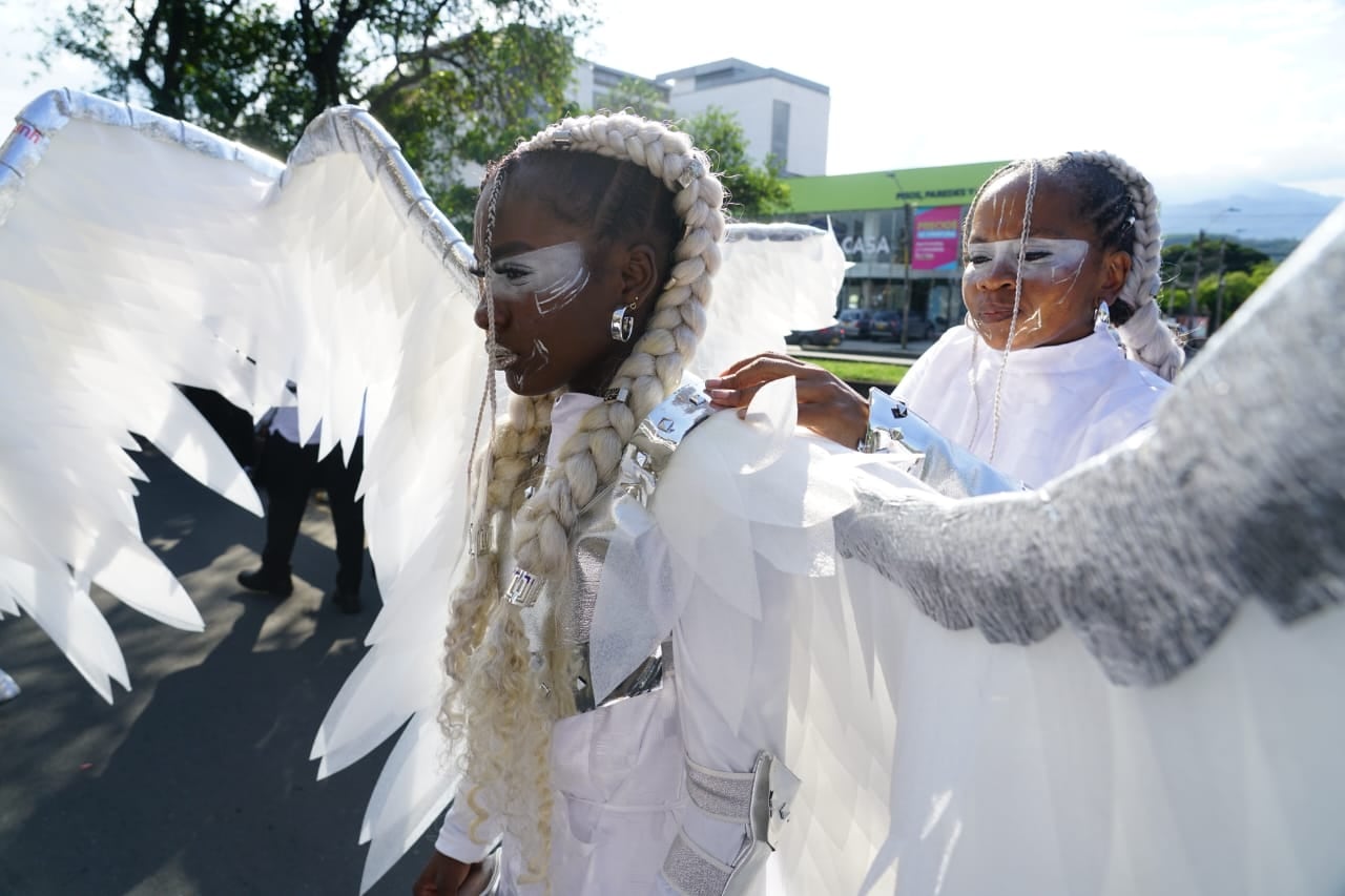 Las primeras comparsas del Carnaval de Cali Viejo llenan de color y música las calles de Cali, dando inicio al desfile.