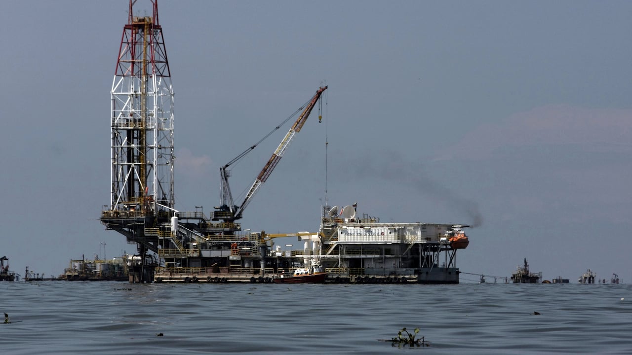 MARCAIBO, VENEZUELA - 2 DE ABRIL: Torres y plataformas petroleras pertenecientes a Petróleos de Venezuela, S.A., la compañía estatal de petróleo y gas, se observan cerca de la orilla del lago de Maracaibo. El 2 de abril de 2019 en Marcaibo, Venezuela. (El crédito de la foto debe ser José Isaac Bula Urrutia/ Eyepix/Future Publishing vía Getty Images)
